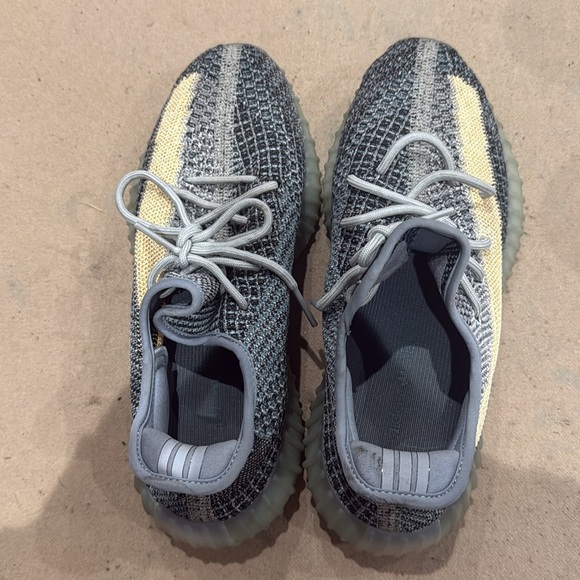 Yeezy v2 Stylish Gray and cream Sneakers - Picture 5 of 5